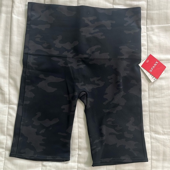 Spanx NWT! ❤️ size M - Picture 1 of 5